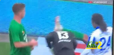 فيديو: لاعب يعتدي على حارس مرمى بشكل مروع