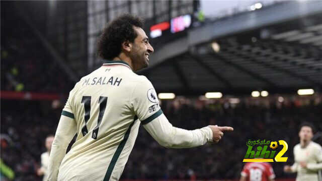طبيب ليفربول يمازح محمد صلاح بعد الهاتريك أمام مانشستر يونايتد
