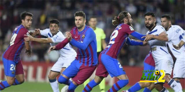 إصابة بيكيه في مباراة برشلونة وألافيس