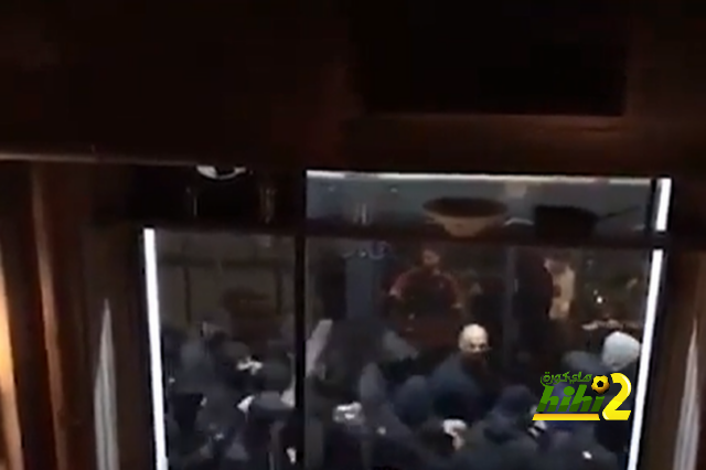مُلثمون في إيطاليا يعتدون على جماهير اليونايتد!