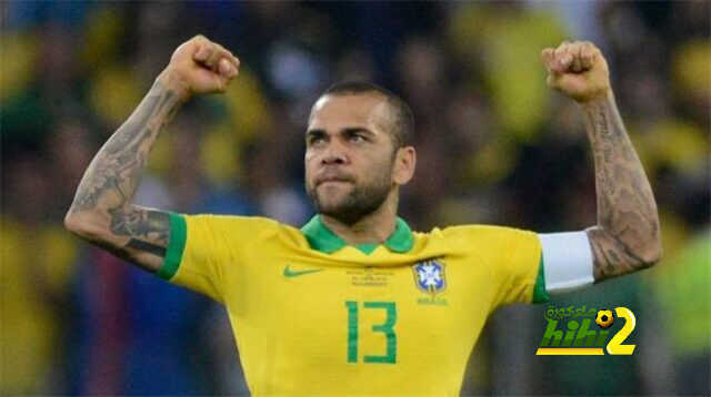 مدرب البرازيل يعلق على انتقال داني ألفيش إلى برشلونة