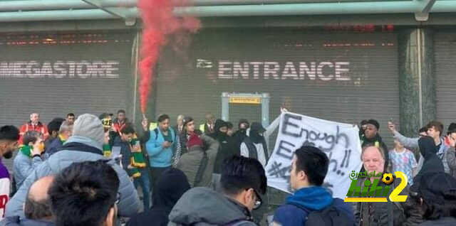 جماهير مانشستر يونايتد تهتف أمام أولد ترافورد ضد ملاك النادي