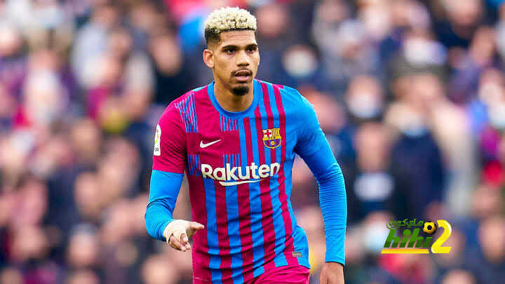 تعقد موقف مدافع برشلونة من اللحاق بمواجهة نابولي