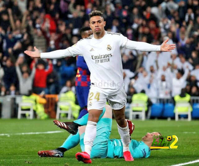 أنشيلوتي يجهز لاعب مفاجئ لتعويض بنزيما أمام برشلونة