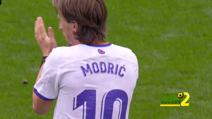 التصفيق ينهال على مودريتش من جماهير ريال مدريد عقب خروجه