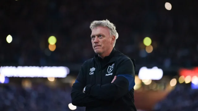 مويس باعتذار رسمي بعد طرده لحادثة فتى كرات فرانكفورت في الدوري الأوروبي!