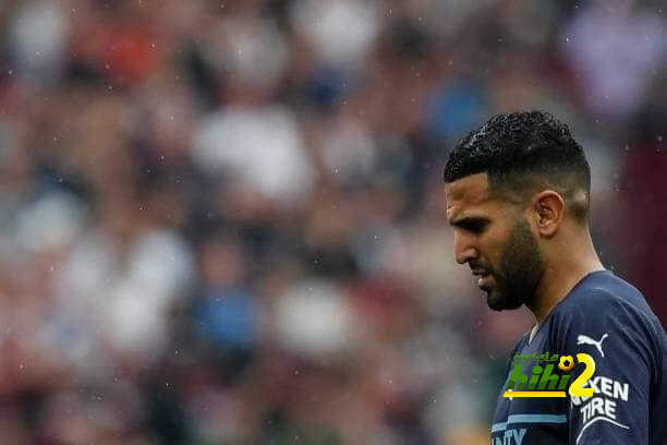 لاعب مانشستر سيتي بدعم محرز بعد إهداره ركلة الجزاء الحاسمة للدوري