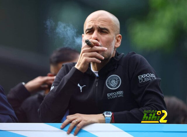 جمهور السيتي يهتف للاعبين خلال الاحتفال بالدوري