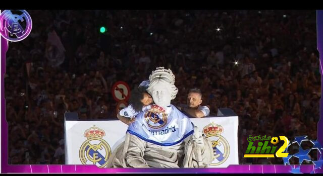 صور : مارسيلو ينفد العادة ويرفع الكأس في ساحة السيبيليس !