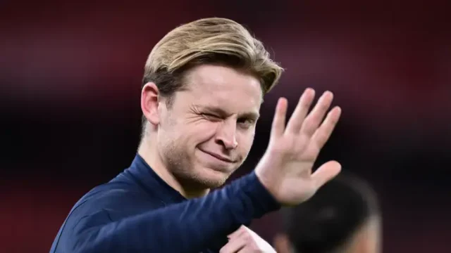 لو كان اليونايتد غير جدير برغبتك، فهل يُغريك البلوز يا دي يونج؟