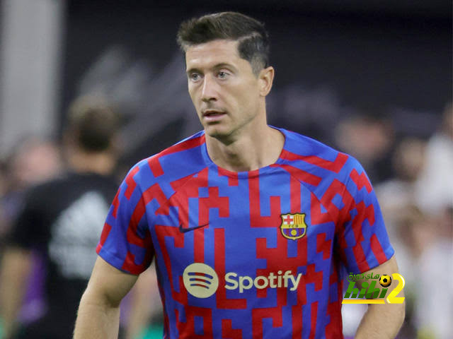 رحيل مهاجم برشلونة في مصلحة ليفاندوفسكي