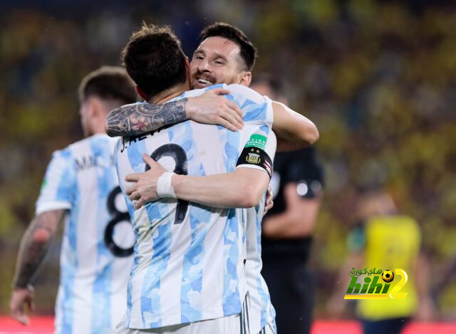 مهاجم مانشستر سيتي يتغنى بمستوى ميسي