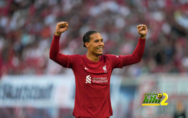 أسطورة مانشستر يونايتد يكيل المديح لـ فان دايك