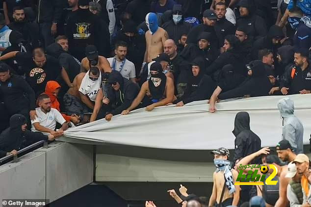 صورة .. جمهور مارسيليا يمزق علم المثليين في ملعب توتنهام