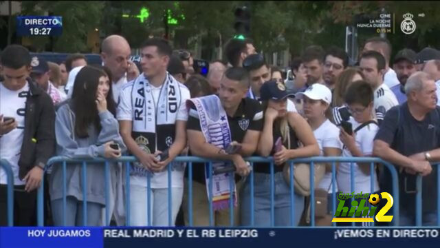 جمهور ريال مدريد يستقبل حافة الفريق قبل مباراة لايبزيج