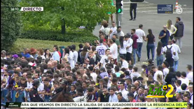 أعداد غفيرة خارج البرنابيو تستقبل حافلة ريال مدريد قبل الكلاسيكو