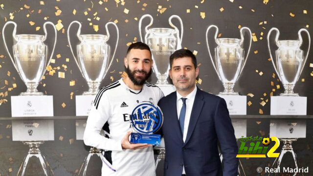 بنزيما يتسلم جائزة أفضل لاعب في الليجا