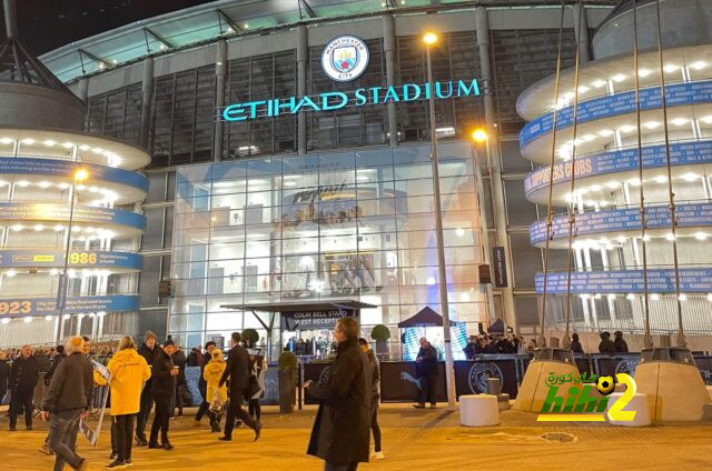 الجماهير بدأت تتوافد على ملعب الاتحاد لمشاهدة قمة تشيلسي و مانشستر سيتي !