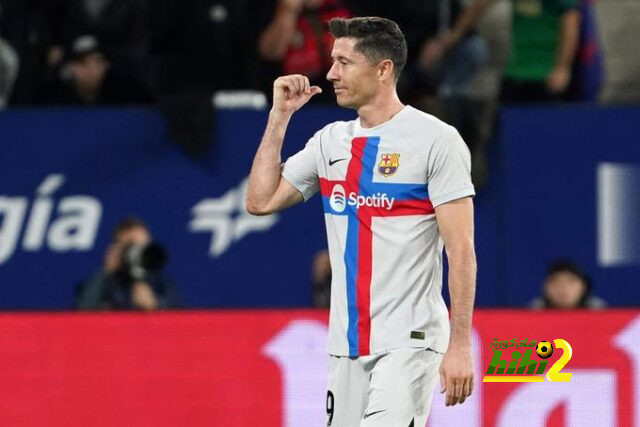 ليفاندوفسكي يخطف قلوب جماهير برشلونة