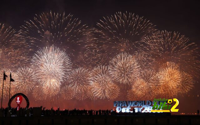 سماء قطر تتزين بالألعاب النارية قبل يوم من المونديال