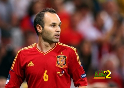 إنييستا: أثق بفريق إسبانيا من المدرب إلى اللاعبين