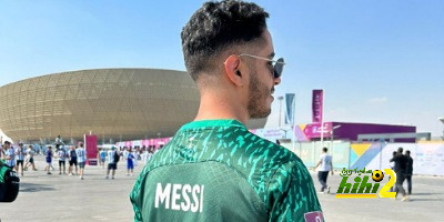 مشجع سعودي يدعم ميسي خارج ستاد لوسيل