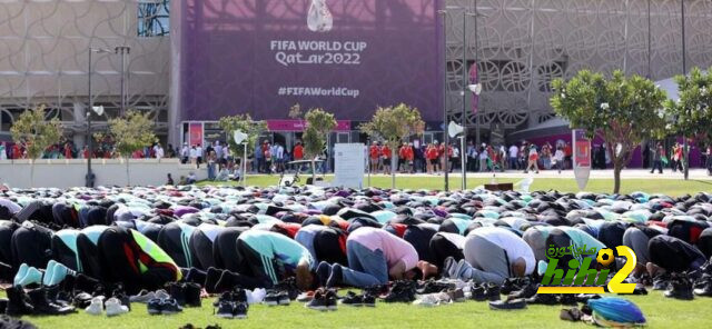 جماهير إيران تؤدي صلاة الجمعة خارج ملعب مباراة ويلز
