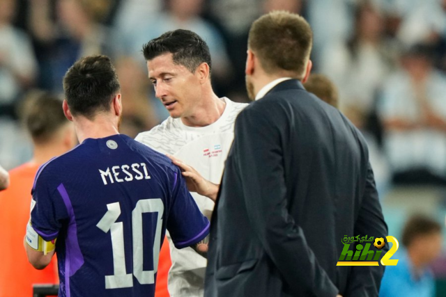 ليفاندوفسكي سبب تغيير برشلونة لسياساته