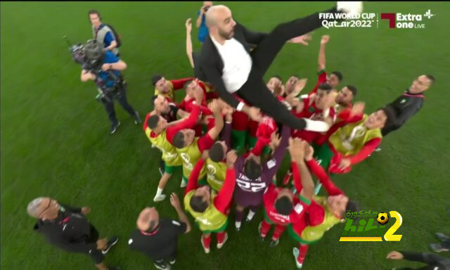 لاعبو المغرب يحتفلون مع الركراكي بعد الصعود لربع نهائي كأس العالم