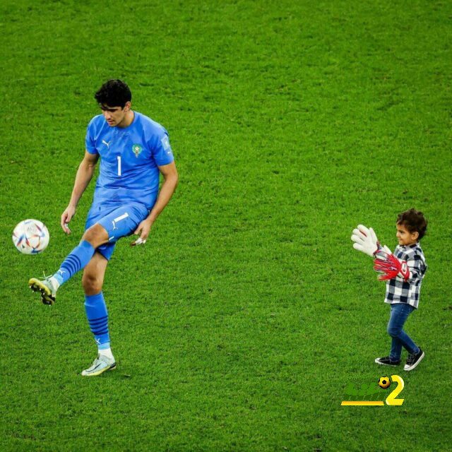 بونو يداعب نجله عقب الفوز على البرتغال