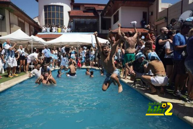 صور .. جمهور الأرجنتين يحتفل في منزل مارادونا