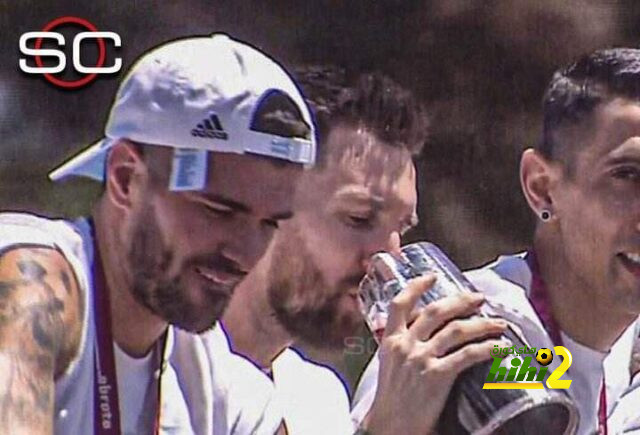 ميسي و رفاقه يحتفلون بكأس العالم في ميادين الأرجنتين