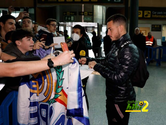 صور .. جمهور ريال مدريد يستقبل اللاعبين في بلد الوليد