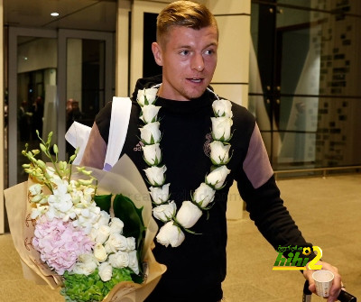 صور.. استقبال لاعبي ريال مدريد بالورود خلال وصولهم إلى الرياض