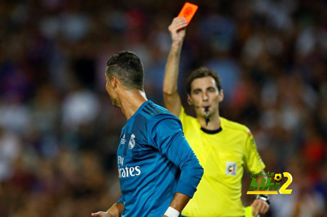 جماهير برشلونة معترضة على حكم الكلاسيكو وتتهمه بالتحيز لريال مدريد وجماهير الأخير ترد !