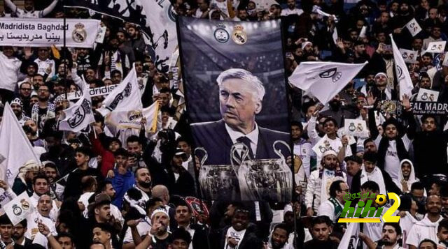 جمهور الريال يرفع صورة أنشيلوتي في المدرجات