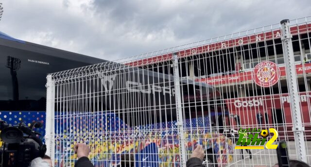 جمهور برشلونة يستقبل اللاعبين خارج ملعب جيرونا