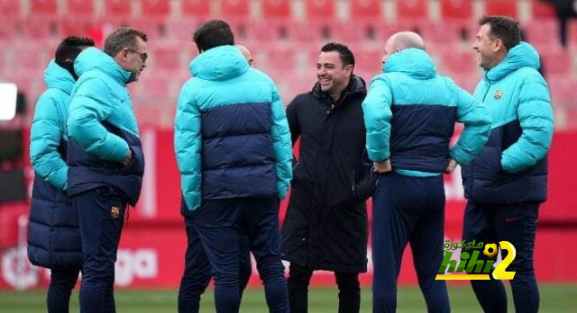 الجهاز الفني لبرشلونة يتفقد ملعب جيرونا قبل انطلاق المباراة