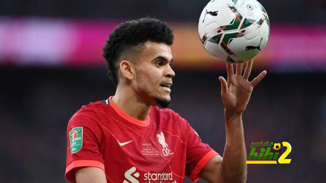 صورة .. لويس دياز يؤازر ليفربول من المنزل أمام برايتون