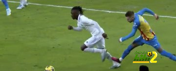 هل استحق لاعب فالنسيا الطرد في تدخله على كامافينجا ؟!