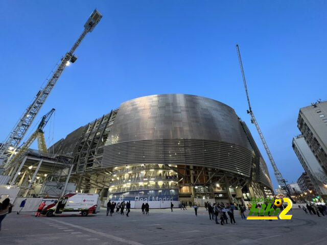 جمهور ريال مدريد يتوافد على ملعب السانتياجو برنابيو قبل لقاء التشي