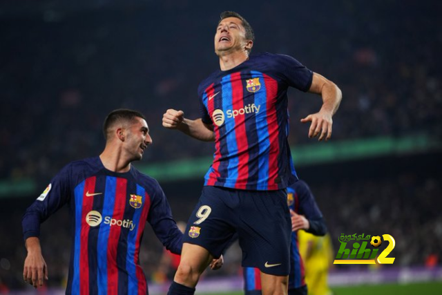 ليفاندوفسكي يصفق بمفرده داخل برشلونة