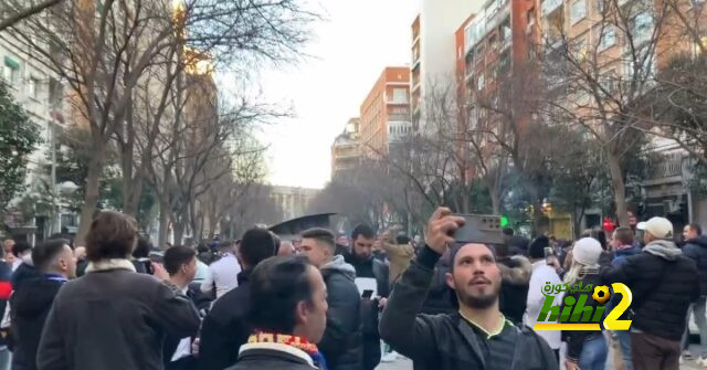 جمهور ريال مدريد ينتظر حافلة الفريق خارج السانتياجو برنابيو