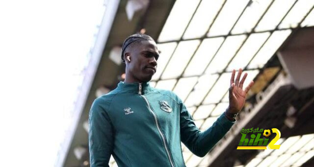صور من وصول فريق ايفرتون ملعب أولد ترافورد للقاء مانشستر يونايتد