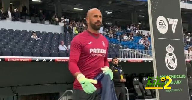 حراس فياريال يؤدون عمليات الإحماء قبل لقاء ريال مدريد في الليجا