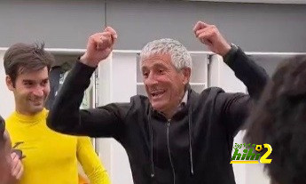 كيكي سيتين يكافيء لاعبيه بعد الفوز على ريال مدريد