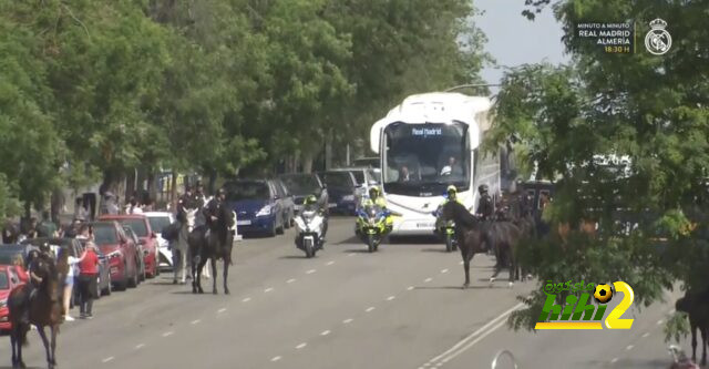 جمهور ريال مدريد يستقبل اللاعبين خارج السانتياجو برنابيو قبل لقاء الميريا