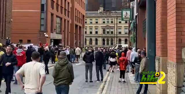 جمهور مانشستر يونايتد يحتج على عائلة الغلايزر و يطالب برحيلها