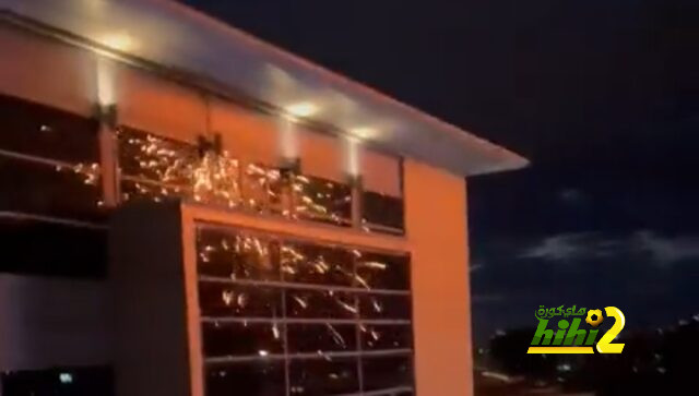فيديو.. جمهور ليدز يطلق الألعاب النارية على فندق توتنهام قبل لقاء الفريقين