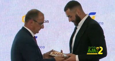 صور.. بنزيما يفوز بجائزة “أسطورة ماركا”
